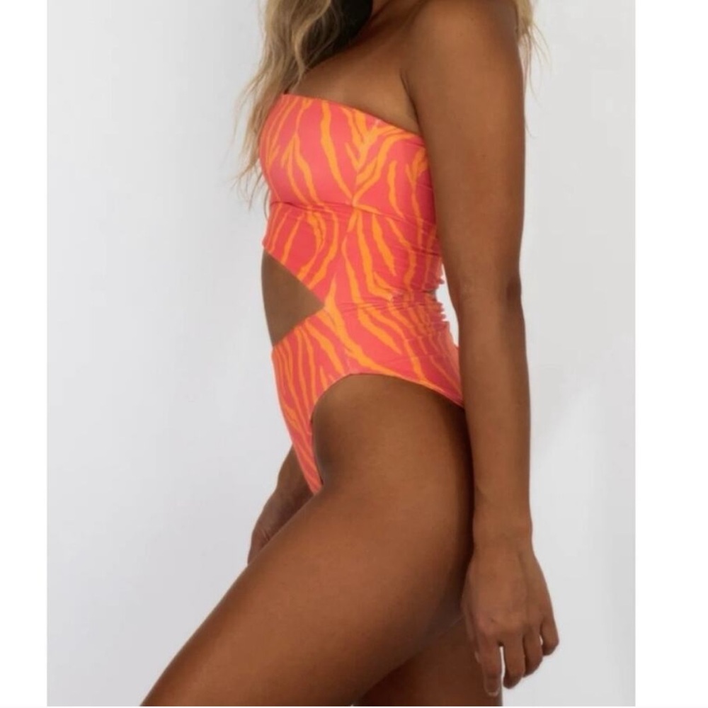 Skatie Nicole One Piece Swim Suit in Mauna Loa Size Medium. New - Picture 4 of 11
